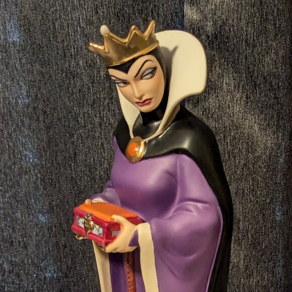 WDCC "Bring Back Her Heart ..." Evil Queen from Snow White with COA and Box - Picture 8 of 13